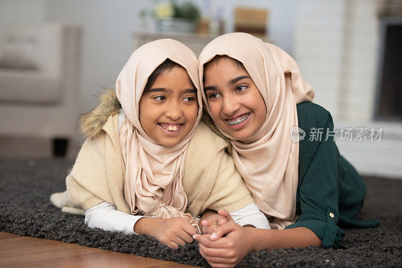 两个穆斯林姐妹肖像库存照片