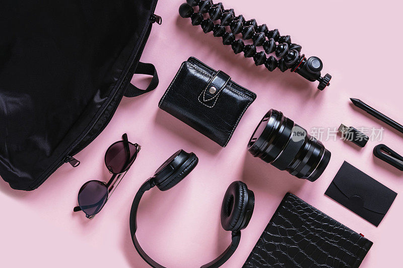时尚的黑色配件和现代小玩意在粉红色的背景，俯视图与copyspace