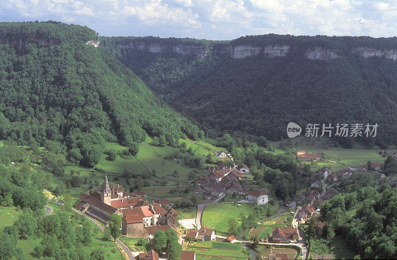 汝拉是法国东部Bourgogne-Franche-Comté的一个部门，以汝拉山脉命名