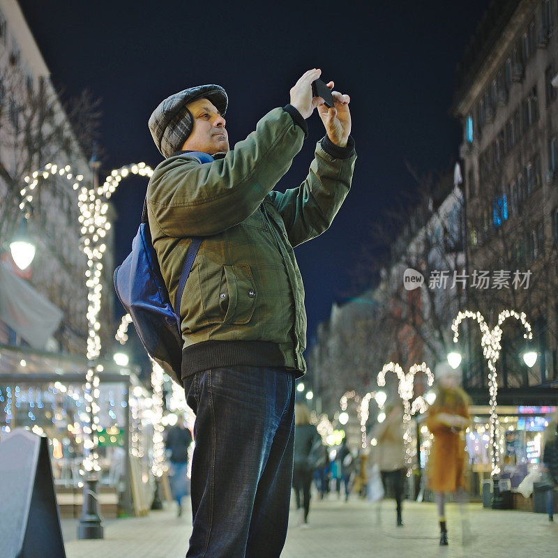 独自旅行者在城市的夜晚