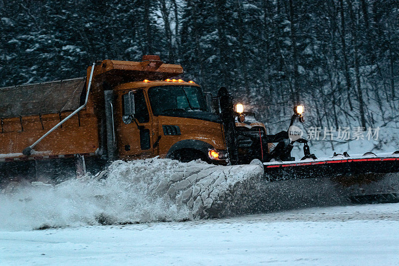 雪犁清理高速公路