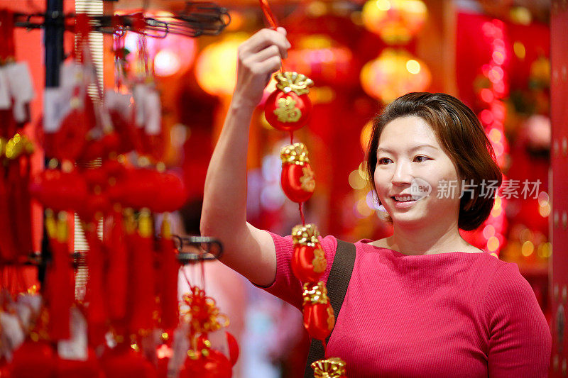 中国新年:购买装饰品和装饰品