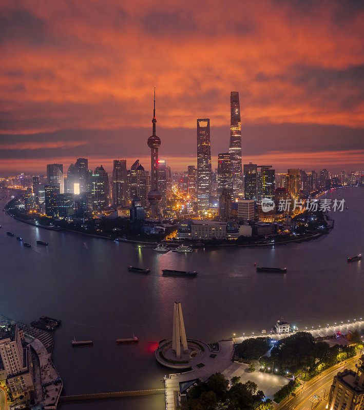 上海，中国黄浦江畔的城市天际线