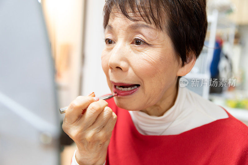 一位年长的女士早上在准备