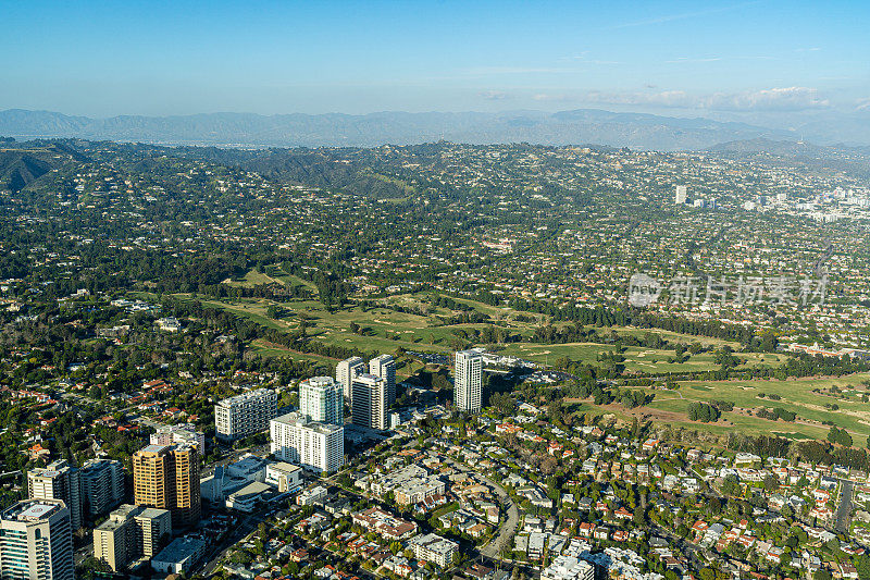 高空俯瞰威尔希尔大道和洛杉矶县高尔夫球场在洛杉矶