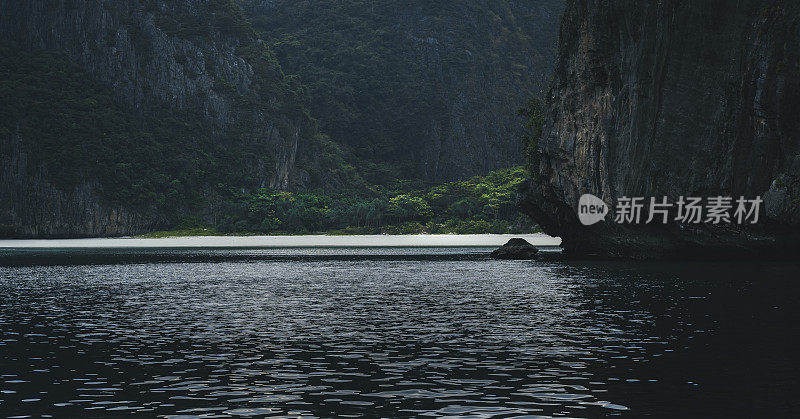 群山环绕的热带海滩