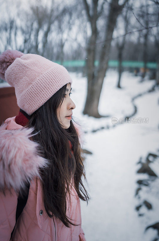 年轻的女游客在日本的雪域旅游