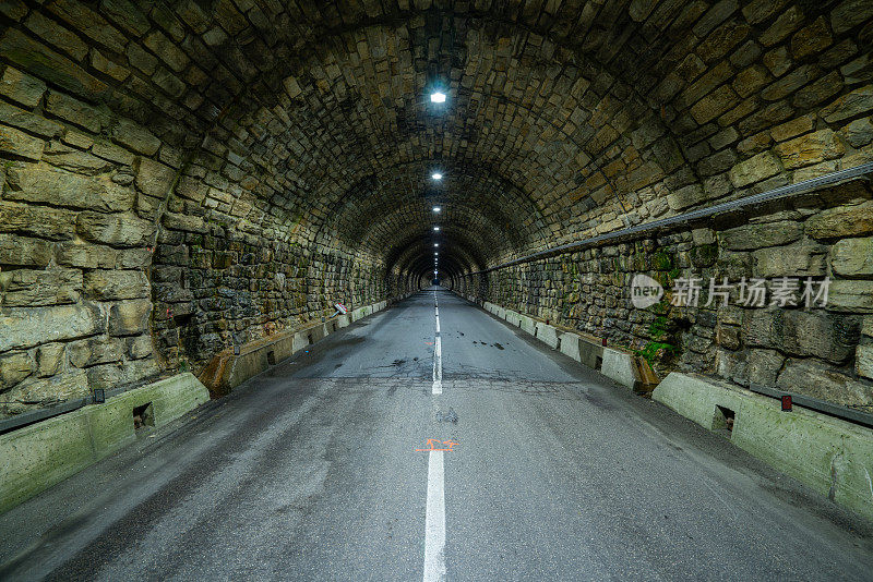 古老的高山公路隧道