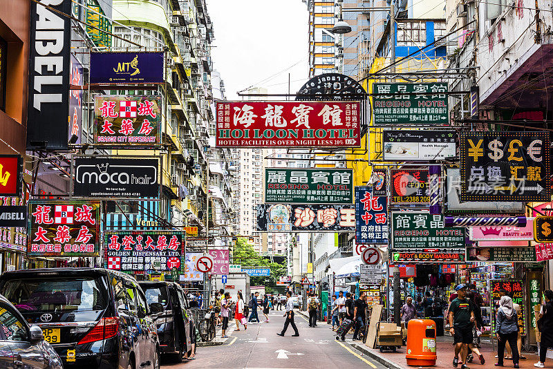 香港街道上的霓虹招牌。