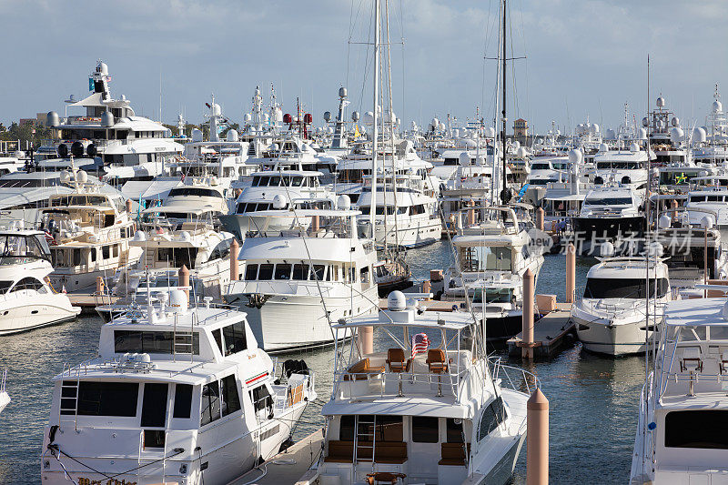 游艇停泊在佛罗里达西棕榈滩码头
