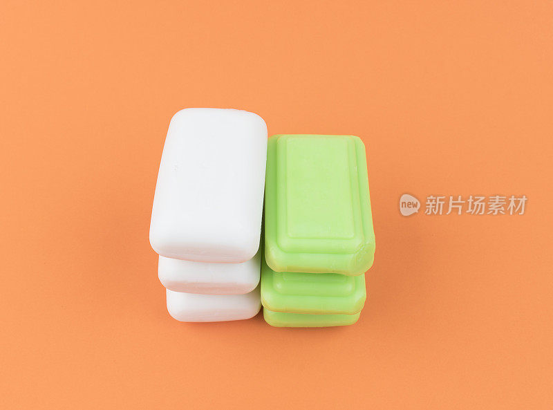 白色和绿色肥皂隔离