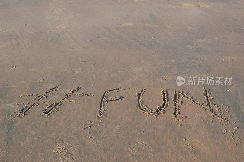 图片的标签标签写在阳光明媚的海滩上，有趣的词写在沙滩上，Palolem海滩，印度果阿，概念社交媒体照片的手写在金色的沙子与现代标签前缀