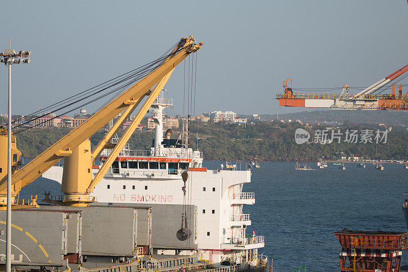印度果阿港的工业船