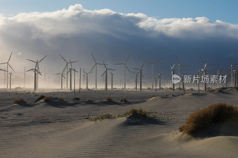 沙尘暴中棕榈泉的风力涡轮机