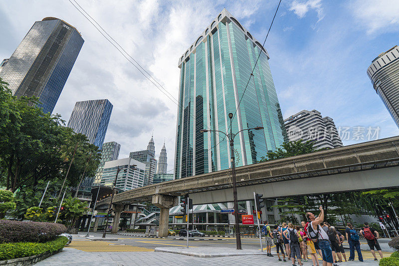 马来西亚，游客在以天际线为背景的现代吉隆坡