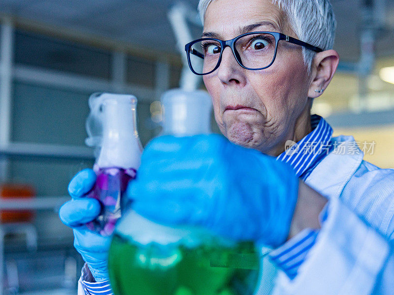 在实验室里研究化学液体的疯狂女科学家。