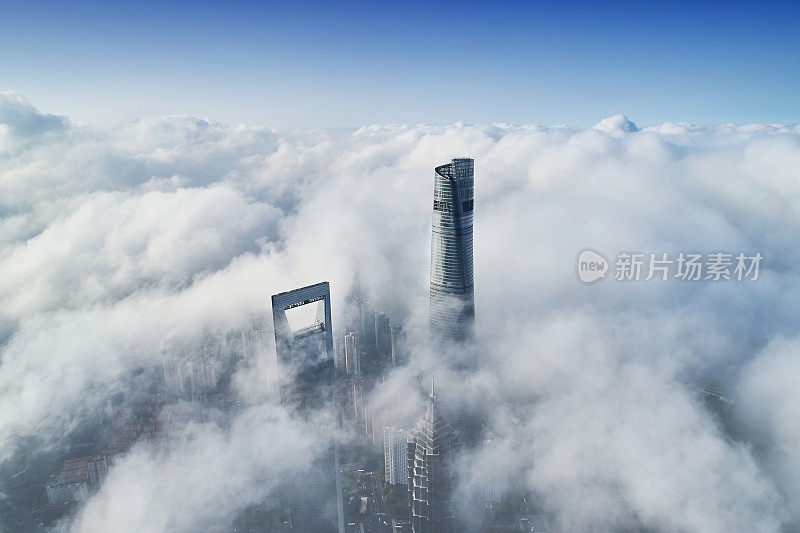 无人机在同温层云中俯瞰上海摩天大楼