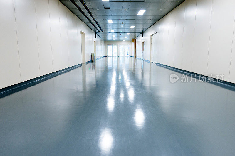 医院里空荡荡的走廊