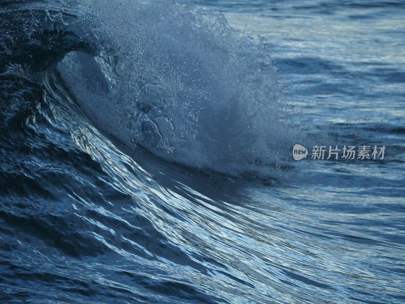 海浪顶破和泡沫