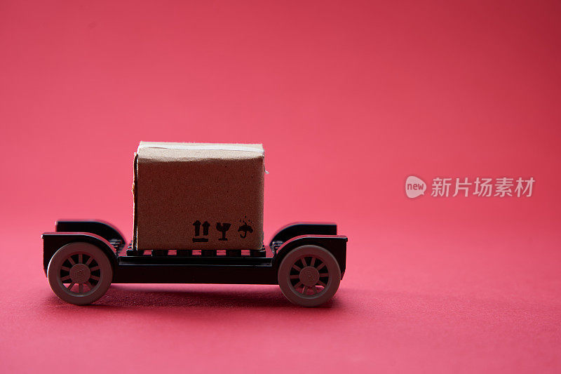 有纸箱和轮子的玩具卡车