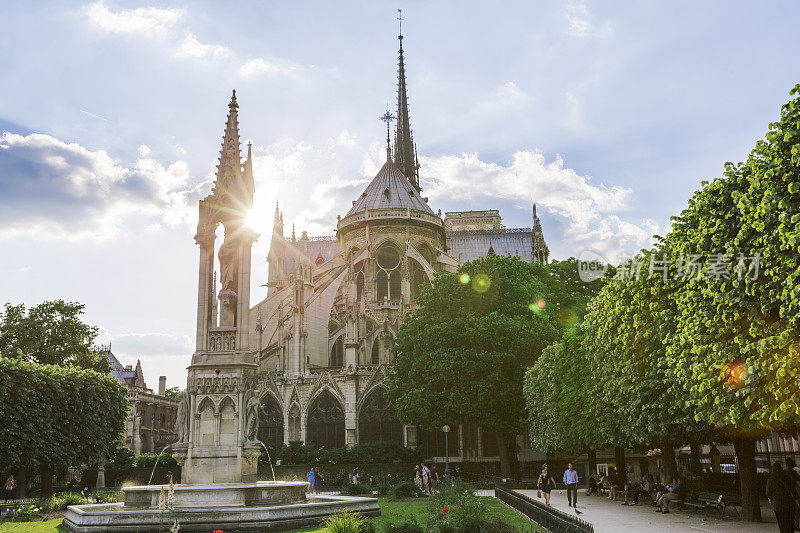 巴黎圣母院与城市公园在日落时的后视图