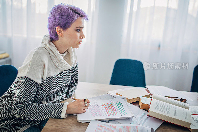 一个女人正在为考试学习