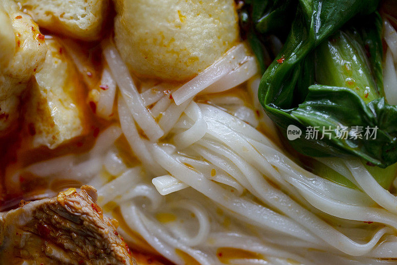 中国自制面条，用麻辣鱼片、炸豆腐、蔬菜和肉汤烹制