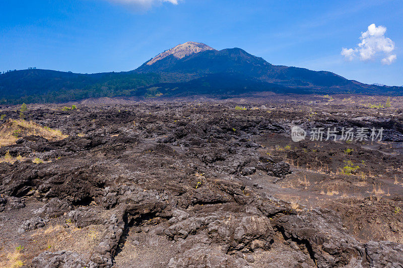 鸟瞰图的黑色火山景观组成的古老的熔岩流和渠道。巴图尔山，巴厘岛，印度尼西亚