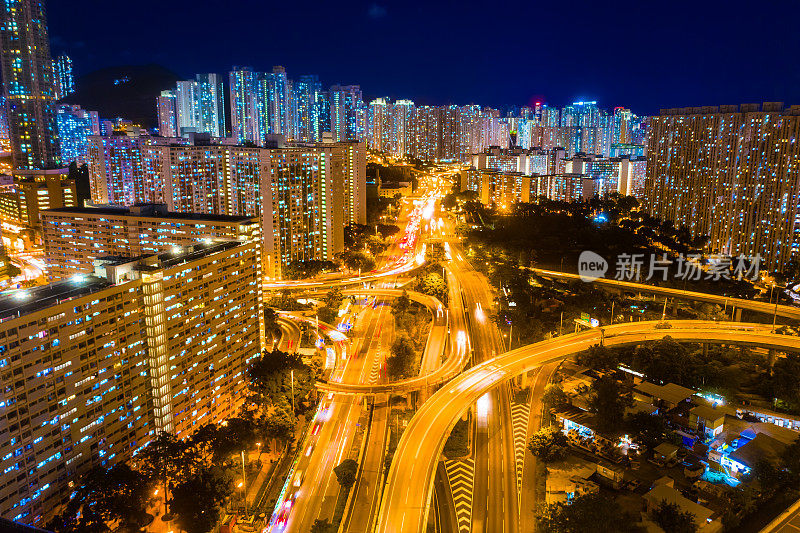 九龙之夜鸟瞰图，街道及公路上的灯光