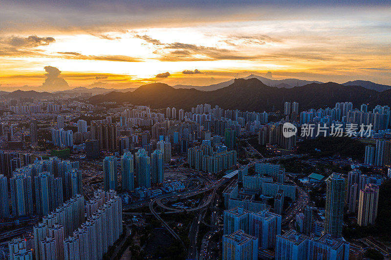 九龙之夜鸟瞰图，街道及公路上的灯光