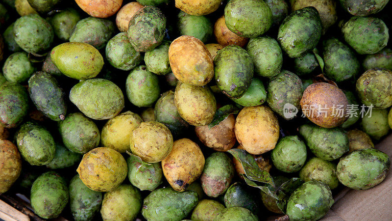 在萨尔瓦多出售的恩布水果