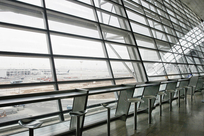 机场候机楼休息室空空如也，抵离机场取消冠状病毒封锁