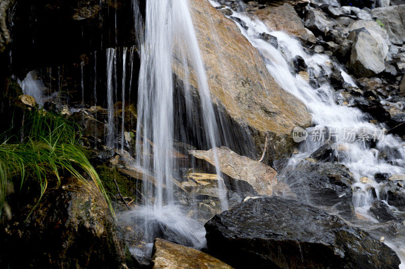 长时间暴露水从瀑布流入山涧