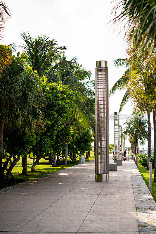迈阿密海滩南岬公园的步行街