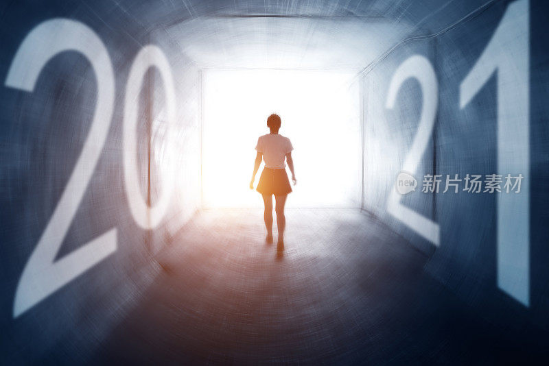 一个女人走进2021年的后视图