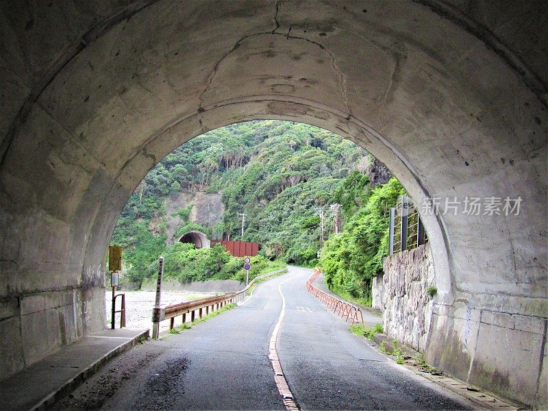 日本。7月。隧道尽头的光。