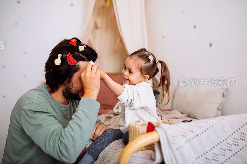 爸爸和女儿在家里玩得很开心