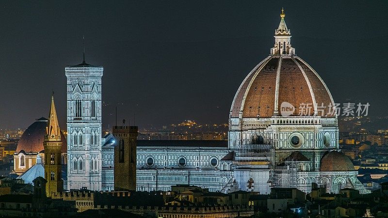 佛罗伦萨的圣母大教堂在晚上的时间流逝-从米开朗基罗广场观看
