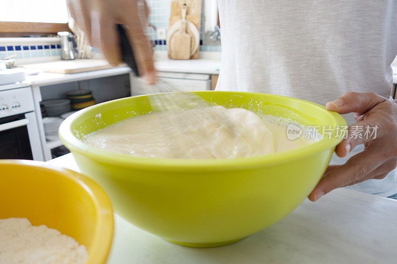 女子准备煎饼面糊