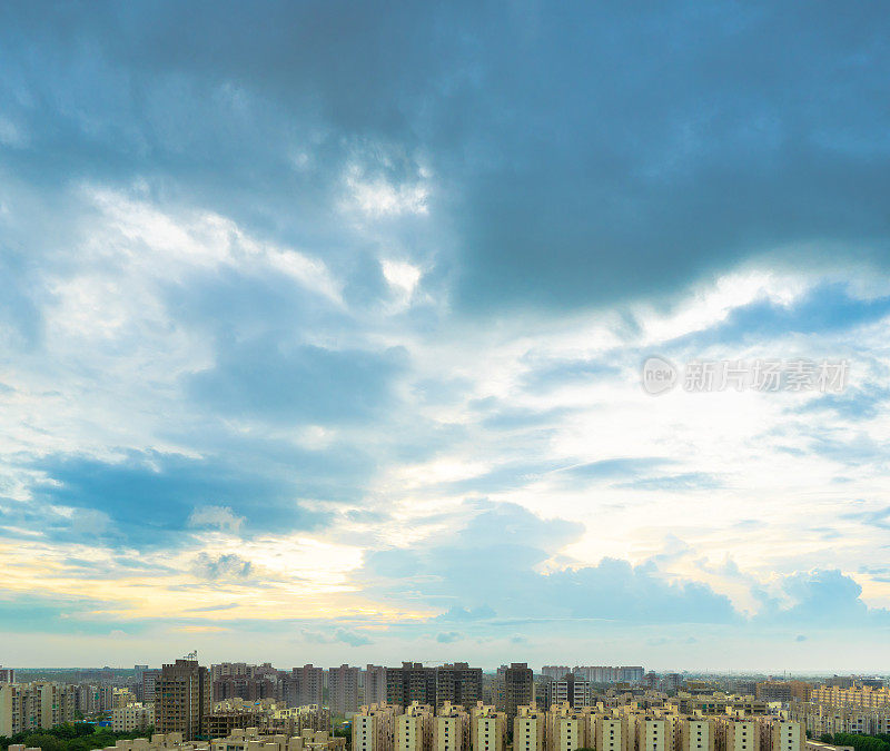 鸟瞰城市艾哈迈达巴德和蓝色的天空与云在晚上