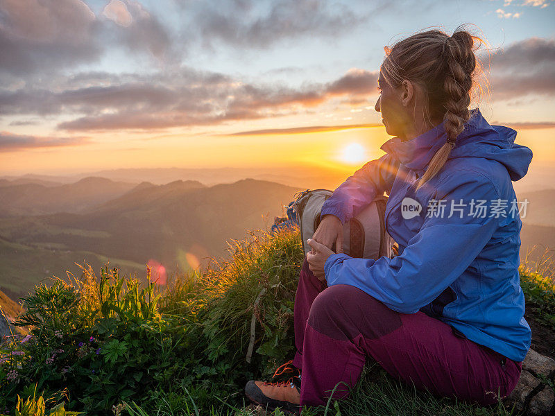 女人在瑞士徒步旅行，停下来看风景