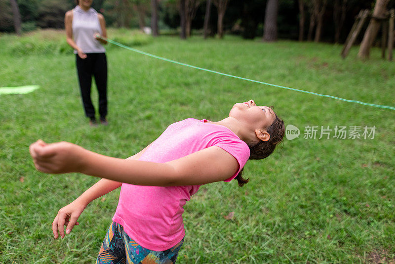 小女孩走在绳子下，像地狱边境的舞蹈