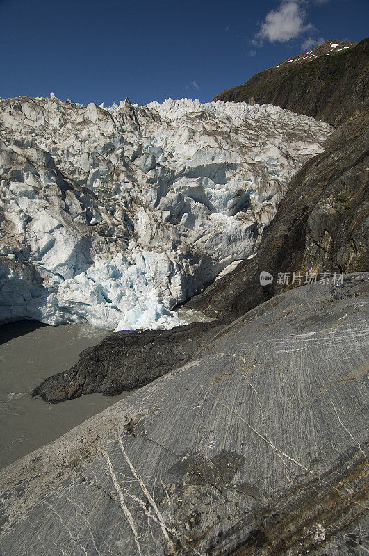 阿拉斯加丘格加国家森林，拿索峡湾，威廉王子湾，契内加冰川表面附近岩石边缘的冰川条纹。显示冰川侵蚀岩石的地质特征。