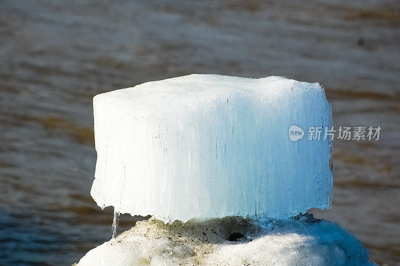 铜河上的冰