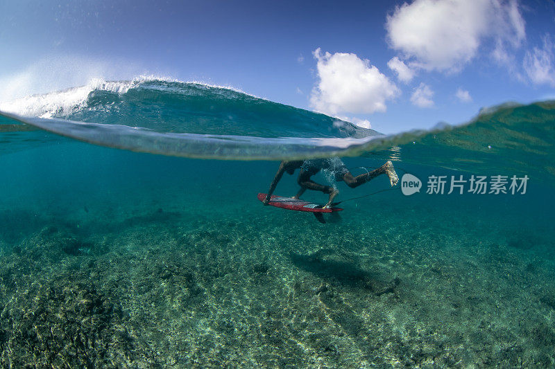 与冲浪者在下面破浪