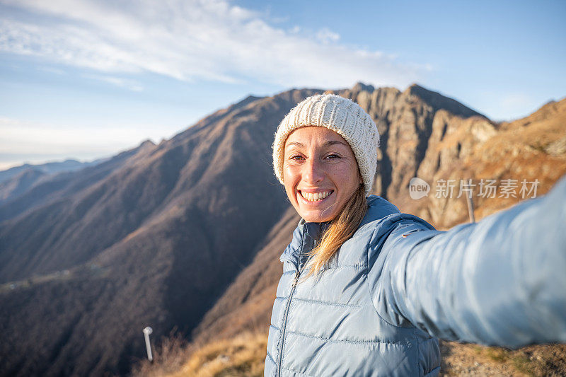 一名徒步旅行者在山顶自拍