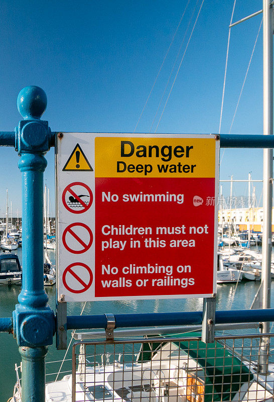 英国布赖顿码头的警告标志