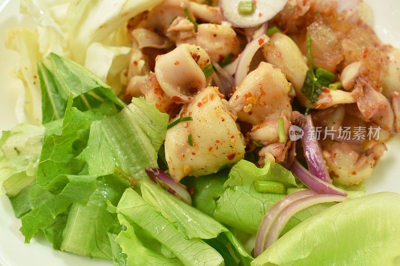 泰式辣味鱿鱼沙拉和新鲜蔬菜