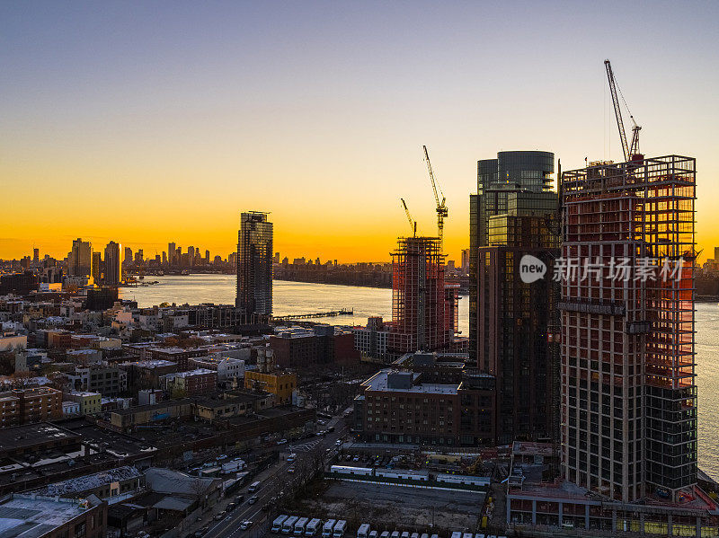 布鲁克林滨水区新建住宅楼，可以看到曼哈顿的天际线。