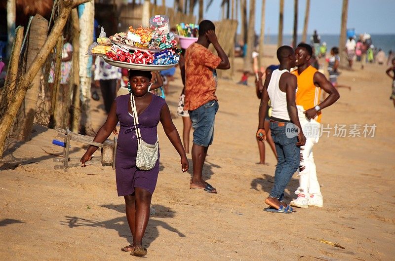 西非多哥阿韦波佐的可可海滩，海滩小贩头上顶着饼干。